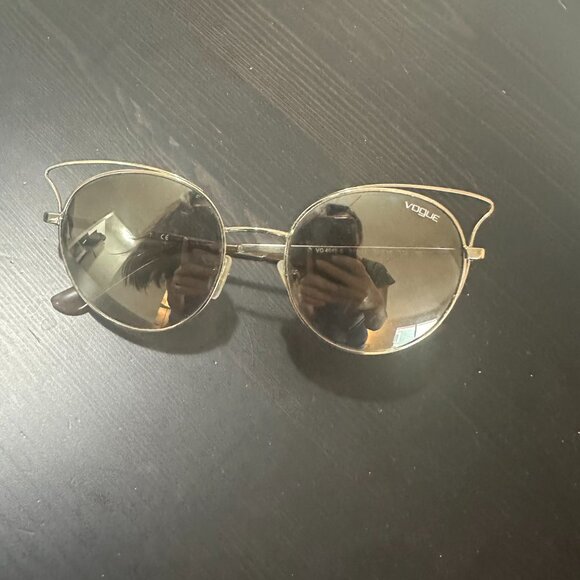 Vogue Round Gold Wire Sunglasses – Mirror Lenses, Chic & Lightweight - Picture 5 of 9